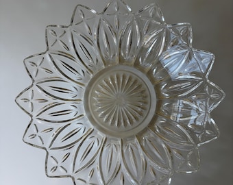 Eidgenössische Glaslotusschale | Mid-Century Pressglas Herzstück