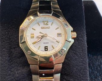 Reloj Seiko Coutura vintage de acero inoxidable en tono dorado con esfera color champán.