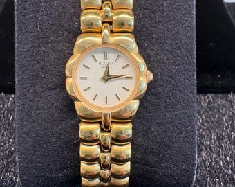 Montre habillée vintage à quartz Bulova pour femme