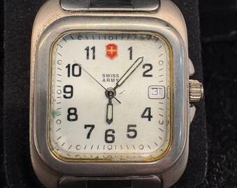 Vintage Men's Victorinox Swiss Army Classic Officers 1884 Square Wristwatch