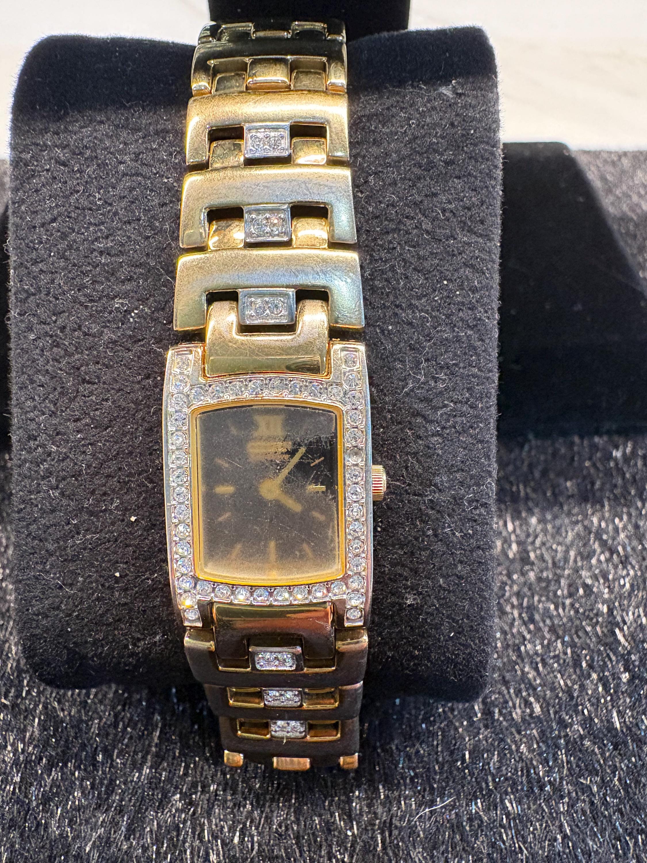Vintage citizen beautiful watch with diamond accents. Battery needed forsale Available ( Vintage Men main image 4