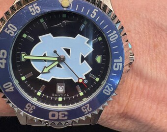 Montre-bracelet concurrente en acier SunTime North Carolina Tar Heels pour homme vintage