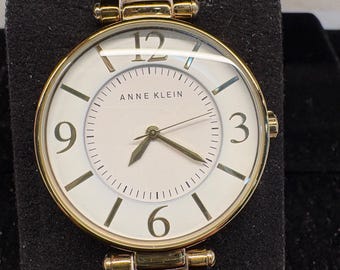 Vintage Ladies Anne Klein Easy to Read White Quartz Wristwatch