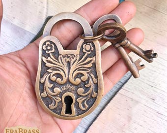 Candado ovalado de latón antiguo de 8,4 cm (3,3"), cerradura vintage con diseño floral ornamentado con llave, cerradura funcional de latón macizo, cerradura decorativa antigua con llave.