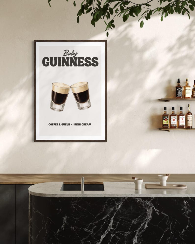 Puede incluir: Un p&oacute;ster enmarcado con las palabras "Baby Guinness" sobre dos vasos de chupito con una base l&iacute;quida oscura y una cobertura cremosa. El texto "Coffee Liqueur - Irish Cream" est&aacute; debajo. El p&oacute;ster est&aacute; en una cocina.