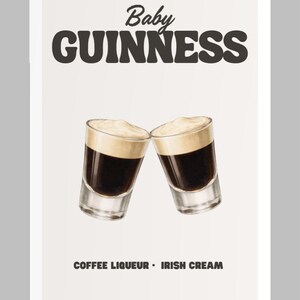 Puede incluir: Un p&oacute;ster con las palabras "Baby Guinness" en letras grandes y oscuras. Se representan dos vasos de chupito, llenos de l&iacute;quido oscuro y cubiertos con una espuma cremosa. El texto "Coffee Liqueur &bull; Irish Cream" est&aacute; debajo.
