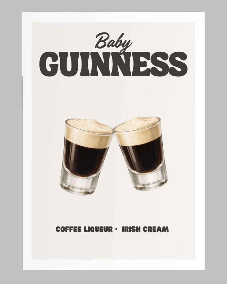 Puede incluir: Un p&oacute;ster con las palabras "Baby Guinness" en letras grandes y oscuras. Se representan dos vasos de chupito, llenos de l&iacute;quido oscuro y cubiertos con una espuma cremosa. El texto "Coffee Liqueur &bull; Irish Cream" est&aacute; debajo.