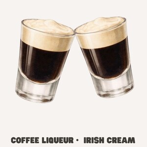 Puede incluir: Dos vasos de chupito chocando, llenos de licor de caf&eacute; oscuro, una capa de crema irlandesa y cubiertos con una espuma cremosa. El texto en la parte inferior dice "COFFEE LIQUEUR &bull; IRISH CREAM".
