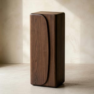 Op de afbeelding: Een hoge, rechthoekige houten kast met een gebogen ontwerp aan de voorkant. De kast is gemaakt van donkerbruin hout en heeft een gladde, gepolijste afwerking. Het ontwerp is een moderne, minimalistische stijl.