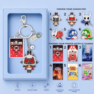 Puede incluir: Un llavero que incluye un dije de personaje de Cult of the Lamb, un dije de póster rectangular de acrílico, un pequeño dije de control de juego y un dije con la letra A. El conjunto ofrece opciones para elegir entre seis diseños de personajes y pósteres.
