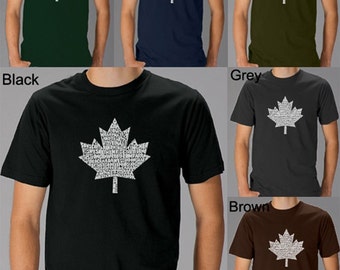Pode incluir: Seis camisetas de diferentes cores, cada uma com um contorno branco de uma folha de bordo canadense feita com as palavras "Canadá" em diferentes fontes. As cores das camisetas são verde floresta, azul marinho, verde militar, preto, cinza e marrom.