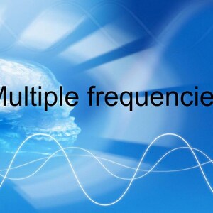 Puede incluir: Un fondo azul con una ilustración de un cerebro y el texto "Multiple frequencies". Líneas onduladas blancas en primer plano. La imagen tiene un tema digital y científico.