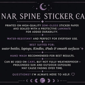 K&ouml;nnte beinhalten: Dunkler Hintergrund mit wei&szlig;em Text. Der Text lautet "LUNAR SPINE STICKER CARE" und beschreibt die Eigenschaften des Aufklebers: semi-gl&auml;nzendes Papier, Schutzlaminat, wasserfest und geeignet f&uuml;r Wasserflaschen, Laptops usw.