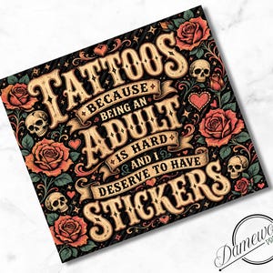 K&ouml;nnte beinhalten: Quadratischer Druck mit dem Text "Tattoos because being an adult is hard and I deserve to have stickers." Das Design zeigt Rosen, Totenk&ouml;pfe und Herzen im Vintage-Stil, mit schwarzem Hintergrund und beigefarbenen Buchstaben.