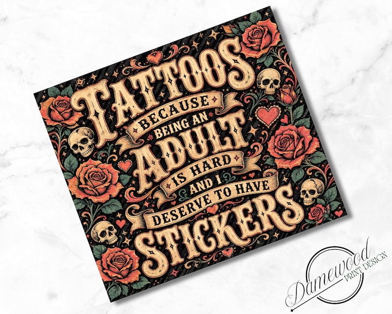 K&ouml;nnte beinhalten: Quadratischer Druck mit dem Text "Tattoos because being an adult is hard and I deserve to have stickers." Das Design zeigt Rosen, Totenk&ouml;pfe und Herzen im Vintage-Stil, mit schwarzem Hintergrund und beigefarbenen Buchstaben.