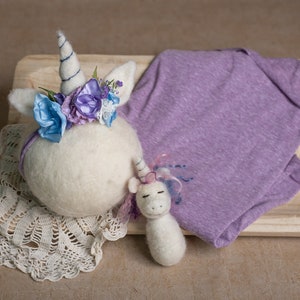 Adorable atuendo de fotografía de recién nacidos para la primera sesión de fotos del bebé. Conjunto de recién nacidos de tres (3) piezas con temática de unicornio con accesorios &quot;tapados&quot;