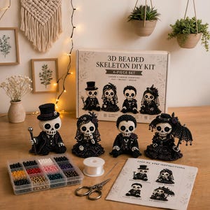 Op de afbeelding: Een 3D-kralen skelet doe-het-zelfset als 4-delige set met vier afgewerkte skeletfiguren van kralen, een plastic sorteerdoos gevuld met diverse gekleurde kralen, een klosje wit garen, een naald en een gedrukt stapsgewijs instructieboekje.