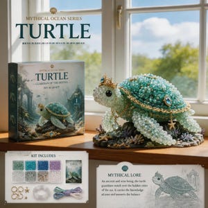 Könnte beinhalten: Ein DIY-Perlen-Set mit dem Titel Mythical Ocean Series Turtle, bestehend aus einer fertigen Perlen-Schildkrötenfigur mit Krone, einer Box mit Produktbildern, einer Sortierbox mit Perlen, Schnur und einer Karte zur Mythologie.