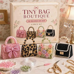 Op de afbeelding: Een Tiny Bag Boutique 3D beaded DIY kit 4-piece set doos met vier miniatuur kralentassen in roze, luipaardprint, bloemenpatroon en zwart. Bevat losse kralen in schaaltjes, een spoel met doorzichtig koord, een naaldgereedschap en een gouden schaar.
