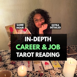 Könnte beinhalten: Ein Bild mit einer Frau, die Tarotkarten hält, mit überlagertem Text, der lautet: "IN-DEPTH CAREER & JOB TAROT READING." Zusätzlicher Text zeigt "SAME HOUR" und "EXTRA DETAILED." Die Szene umfasst brennende Kerzen und eine dekorative Tischdekoration.
