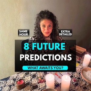Könnte beinhalten: Eine Frau mit lockigem Haar steht im Mittelpunkt des Bildes, mit dem Text "8 FUTURE PREDICTIONS" und "WHAT AWAITS YOU?". Die Wörter "SAME HOUR" und "EXTRA DETAILED" sind ebenfalls sichtbar. Kerzen und Tarotkarten liegen auf dem Tisch.