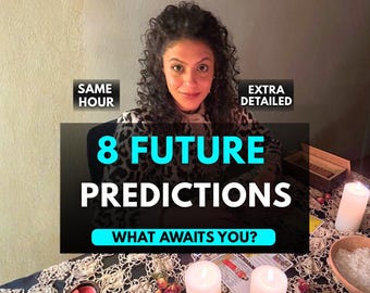 Peut inclure: Une femme aux cheveux bouclés est au centre de l'image, avec le texte "8 FUTURE PREDICTIONS" et "WHAT AWAITS YOU ?". Les mots "SAME HOUR" et "EXTRA DETAILED" sont également visibles. Des bougies et des cartes de tarot sont sur la table.