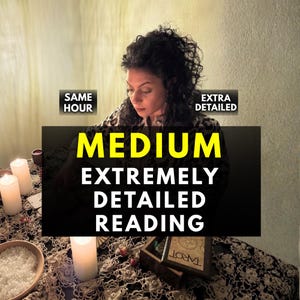 Puede incluir: Una mujer está sentada en una mesa con velas, un cuenco de sal y una caja de tarot. La imagen tiene texto que dice "MEDIUM LECTURA EXTREMADAMENTE DETALLADA" y "MISMA HORA" y "EXTRA DETALLADO". La mujer lleva una blusa estampada.