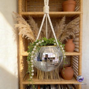 Könnte beinhalten: Ein Set aus drei Keramikbehältern mit Deckeln. Die Behälter sind weiß mit einem blauen Blumenmuster. Der größte Behälter ist 20 cm hoch, der mittlere 15 cm und der kleinste 10 cm.