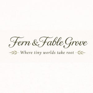 Op de afbeelding: Een logo-ontwerp met de donkergroene tekst Fern & Fable Grove in een cursief lettertype. Onder de hoofdtekst staat de zin Where tiny worlds take root in een kleiner lettertype, geflankeerd door twee kleine, gestileerde groene bladpictogrammen.