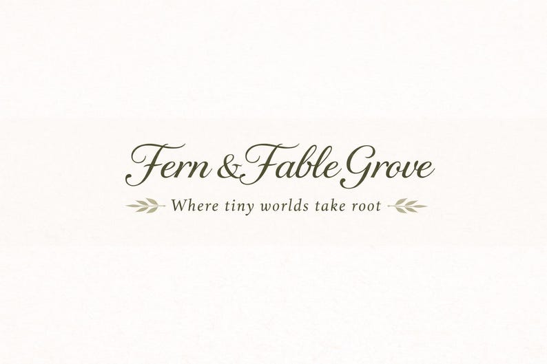 Op de afbeelding: Een logo-ontwerp met de donkergroene tekst Fern & Fable Grove in een cursief lettertype. Onder de hoofdtekst staat de zin Where tiny worlds take root in een kleiner lettertype, geflankeerd door twee kleine, gestileerde groene bladpictogrammen.