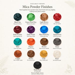 Op de afbeelding: Een kleurenkaart getiteld Mica Powder Finishes met zeventien cirkelvormige stalen van met de hand aangebracht micapoeder in diverse tinten, waaronder Black Sea, Green Pearl Dry, Light Brown, Cherry, Dark Scarlett, Dark Purple, Blue Pearl Dry, Aquamarine, Mint, Papaya, Bronze, Stone, Copper, Brown, Gold, Pearl en Black Pearl.