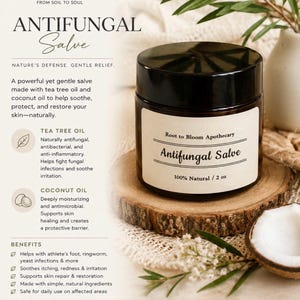 Può includere: Un barattolo in vetro ambrato scuro di balsamo antimicotico Root to Bloom con coperchio nero, etichettato 2 oz. Il barattolo poggia su una fetta di legno rotonda. L'etichetta riporta Root to Bloom Apothecary, Antifungal Salve e 100% Natural. Lo sfondo mostra informazioni sul prodotto, benefici e ingredienti come olio di tea tree e olio di cocco.
