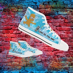 Puede incluir: Un juego de tres tazas de cerámica con un esmalte moteado de color crema. Cada taza presenta un diseño floral pintado a mano en tonos azules, verdes y amarillos. Las tazas tienen una forma simple y redondeada y un asa cómoda.