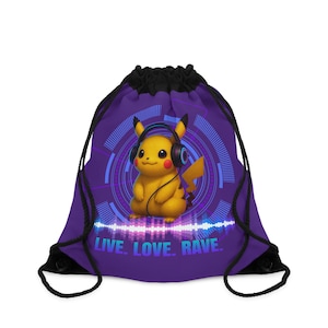 Könnte beinhalten: Lila Kordelzugbeutel mit einem gelben Pikachu mit Kopfhörern. Das Design umfasst eine Grafik mit Schallwellen und den Text "LIVE. LOVE. RAVE." Schwarzer Kordelzugverschluss und Akzente.