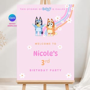 以下が含まれることがあります： ブルーイのキャラクターが描かれたピンク色の誕生日パーティーの看板。「ニコールの3歳の誕生日パーティーへようこそ」と書かれています。デザインには、デイジーのアクセント、虹、「このエピソードのブルーイは」というテキストが含まれています。Canvaのロゴは左上にあります。