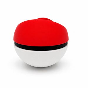 Puede incluir: Objeto esf&eacute;rico rojo, negro y blanco. La mitad superior es roja, el medio es una banda negra y la mitad inferior es blanca. Tiene un peque&ntilde;o bot&oacute;n rojo en la parte superior. El objeto es de colecci&oacute;n.