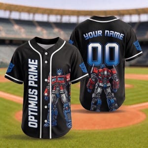 Könnte beinhalten: Ein schwarzes Baseballtrikot mit weißer Paspelierung, das vorne und hinten eine Grafik von Optimus Prime zeigt. Auf der Vorderseite steht vertikal der Text OPTIMUS PRIME. Auf der Rückseite befindet sich der Text YOUR NAME über der Nummer 00 in Blau und Weiß.