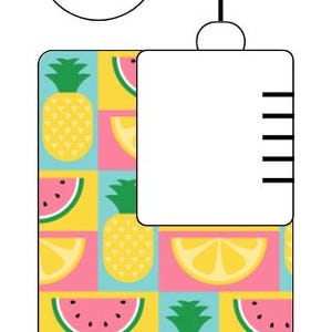 Può includere: Illustrazione astratta di un dispositivo con un motivo a frutta. Il motivo comprende ananas, fette di anguria e spicchi di limone su uno sfondo rosa, giallo e blu. Il dispositivo ha una sezione rettangolare bianca con linee nere.