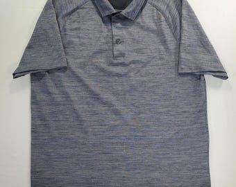 Polo UNTUCKit sin sudoración, talla M, azul jaspeado, manga corta, estilo athleisure minimalista.