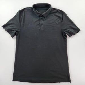 Camisa deportiva de alto rendimiento para hombre Lululemon Evolution Polo M, color negro carbón.