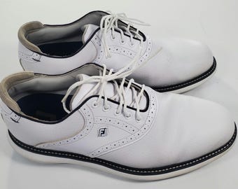 Zapatos de golf FootJoy para hombre sin tacos, talla 10W, color blanco, puntera de ala, cuero, usados, buen estado.