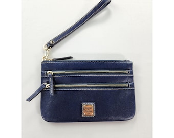 Cartera de mano Dooney & Bourke con triple cremallera, de piel saffiano azul marino y roja, nueva sin etiquetas.