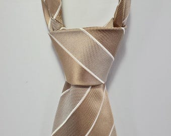 Corbata de seda Brioni color beige tostado, acanalada, fabricada en Italia, lujo clásico para hombre.