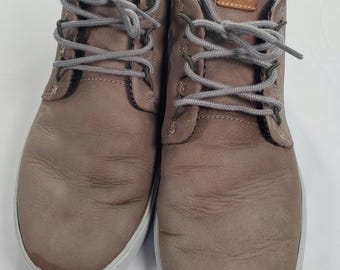 Botas Chukka OluKai Nana Hele M9 Fog de cuero impermeables para uso casual al aire libre.