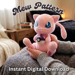 Può includere: Un peluche Mew rosa all'uncinetto che tiene una Poké Ball. Il peluche ha occhi blu e orecchie lunghe e sottili. Il testo "Mew Pattern" e "Instant Digital Download" sono visualizzati sopra e sotto il peluche.