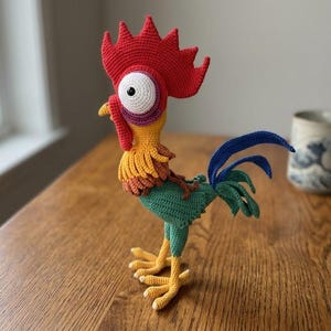 Puede incluir: Una taza de cerámica blanca con un asa negra y el texto "But First, Coffee" en negro, con una fuente de estilo manuscrito. La taza está sobre una superficie blanca.