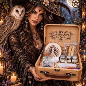 Peut inclure: Une boîte en bois portant l'inscription Le Coffret Secret de la Sorcière contenant divers articles dont un disque en bois rond avec une illustration féminine, des petits bocaux en verre avec des herbes, un sachet en plastique et une baguette en cristal.