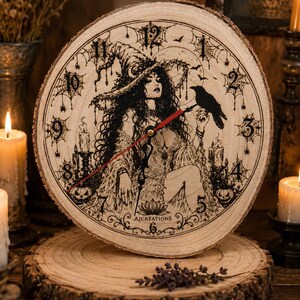 Pu&ograve; includere: Un orologio da parete rotondo ricavato da una fetta di legno naturale con un'illustrazione a inchiostro nero di una figura con cappello da strega, un corvo, candele e zucche. Il quadrante presenta numeri neri, ragnatele e lancette rosse.