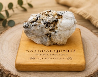 Naturquarz aus den Schweizer Alpen auf Sockel und graviertem Holz – ein einzigartiges Stück