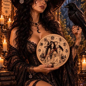 Pu&ograve; includere: Un orologio da parete rotondo in legno con una dettagliata illustrazione a inchiostro nero di una strega con un cappello a punta che tiene in mano un corvo. Il quadrante mostra numeri neri da uno a dodici, ragnatele e lancette rosse.